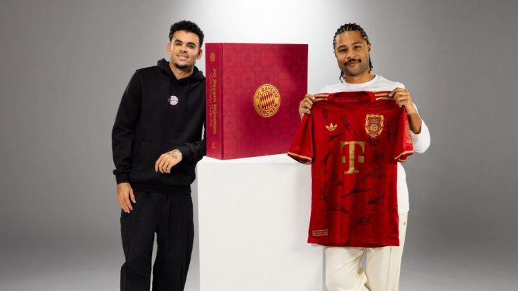 九游体育篮球赛事-拜仁推出125周年豪华纪念书附送签名球衣，售价12500欧